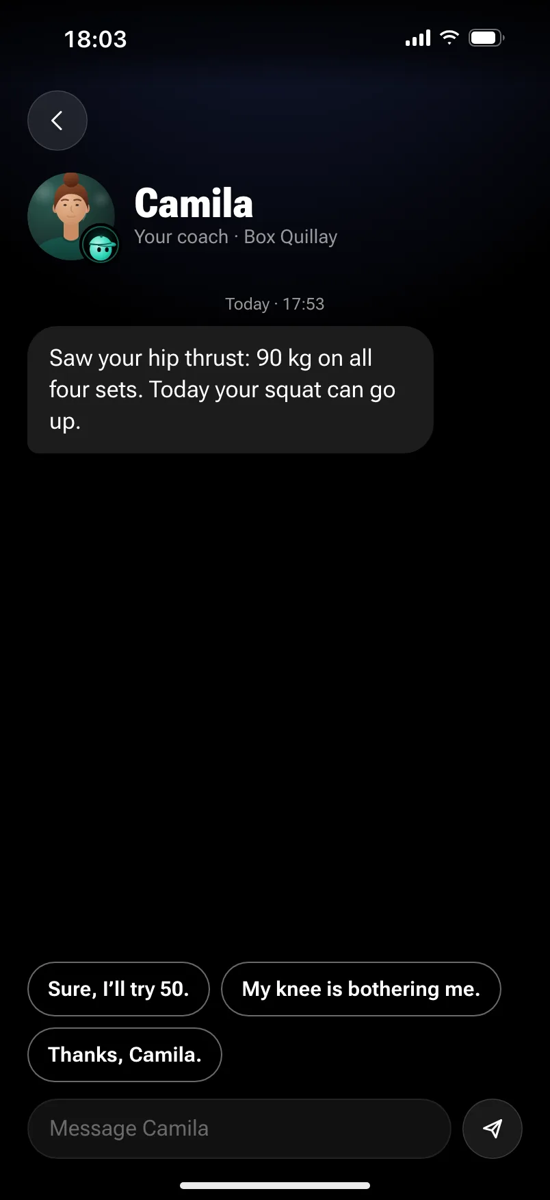 The conversation with Camila, her coach: “Saw your hip thrust: 90 kg on all four sets. Today your squat can go up.”, with quick replies to answer.