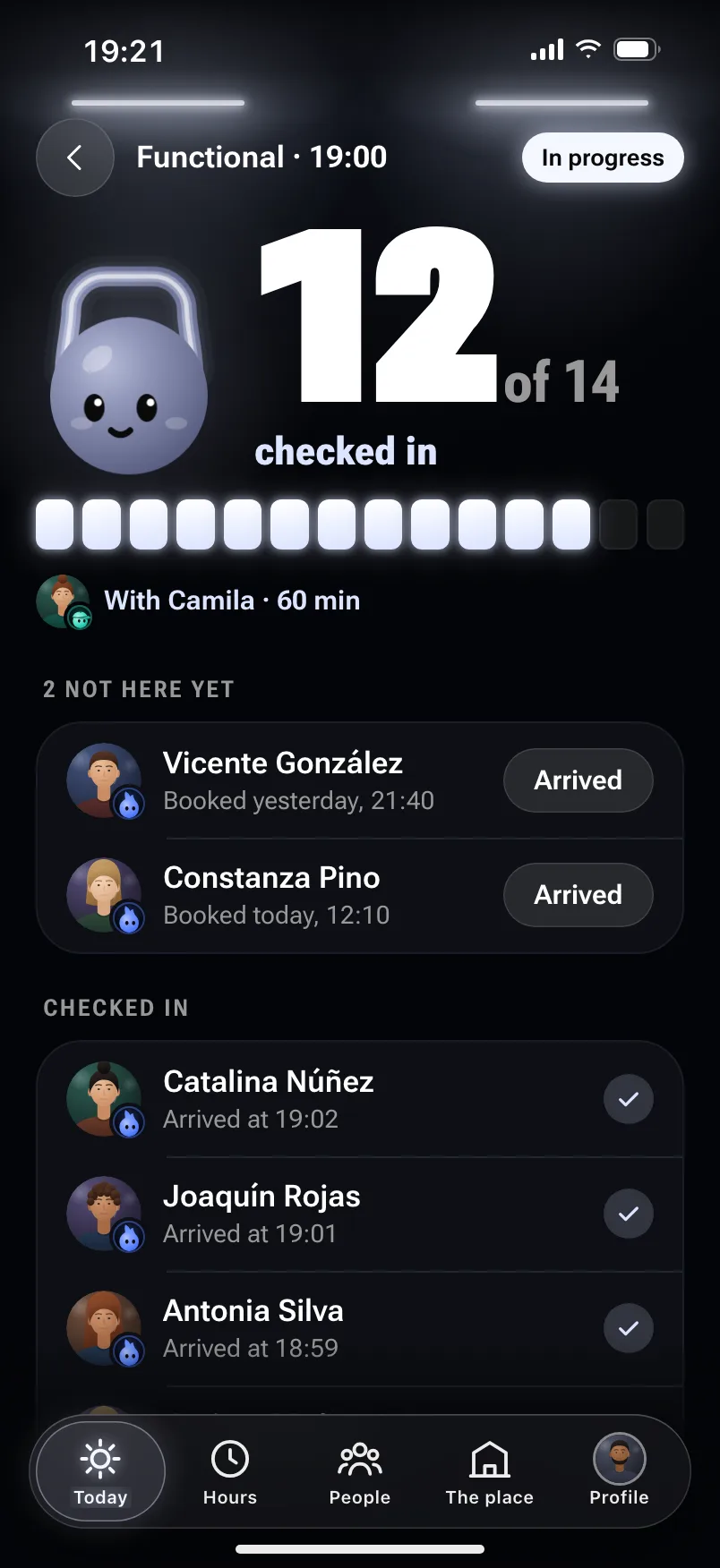 Taking attendance at the 19:00 functional class, in progress with Camila: 12 of 14 checked in; 2 aren’t here yet, each with an Arrived button, and below, who arrived and when. Jimmy, next to the number.
