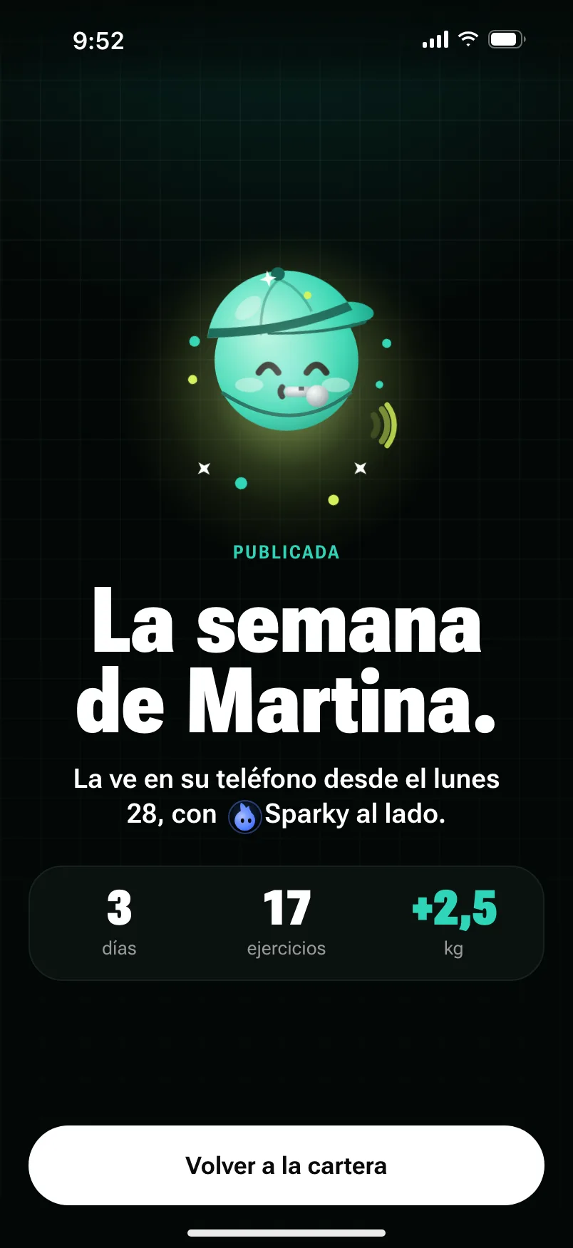 La semana de Martina, publicada: la ve en su teléfono desde el lunes 28, con Sparky al lado; 3 días, 17 ejercicios y 2,5 kilos más. Coach celebra arriba.