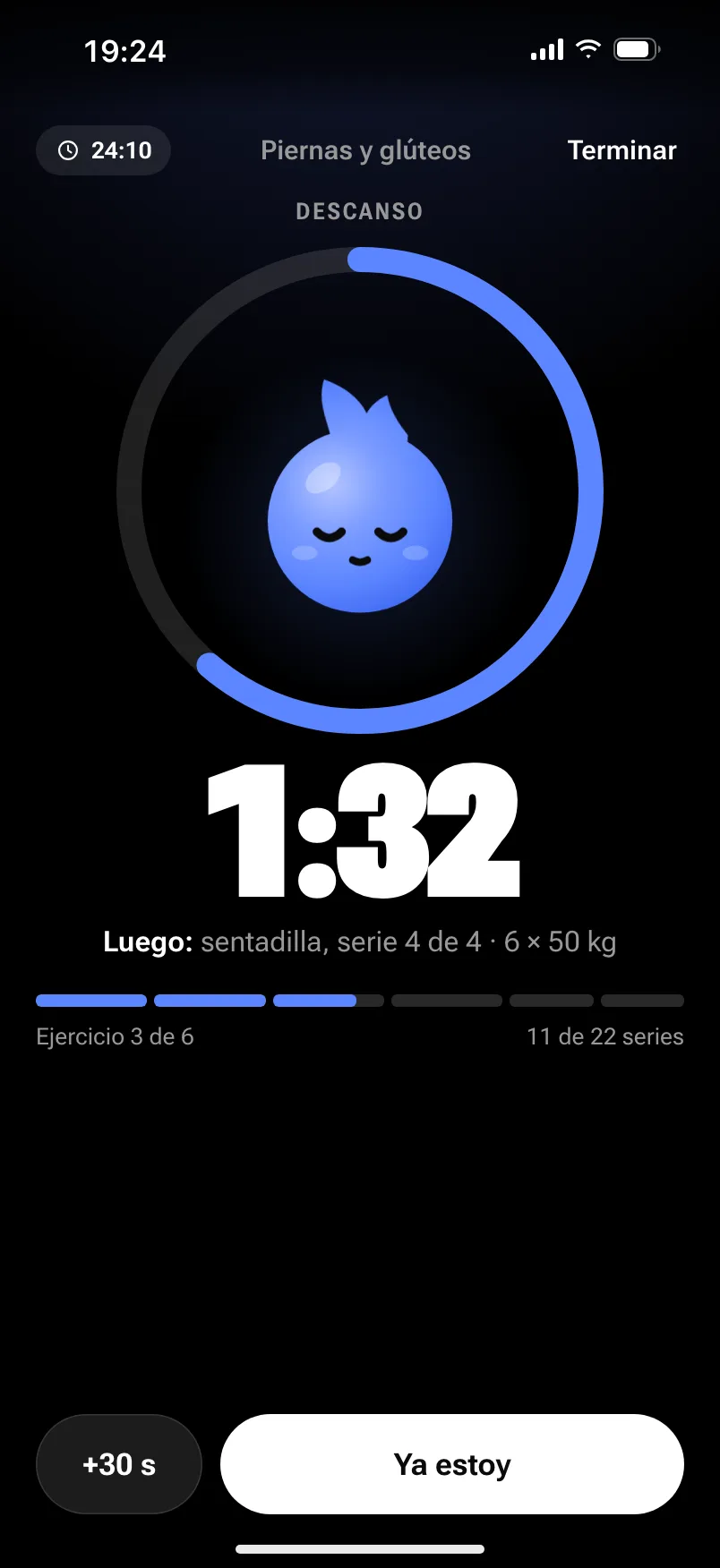 El descanso: 1:32 en un anillo que corre, con lo que sigue (sentadilla, serie 4 de 4, 6 por 50 kg), el avance de la sesión y los botones +30 s y Ya estoy. Sparky respira al centro.