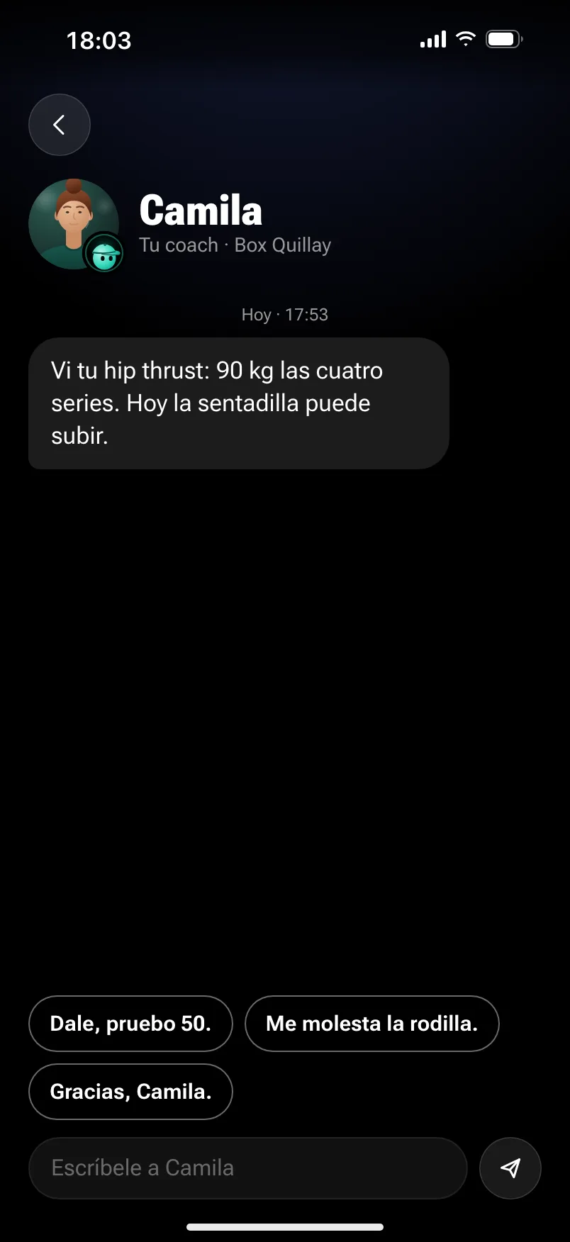 La conversación con Camila, su coach: «Vi tu hip thrust: 90 kg las cuatro series. Hoy la sentadilla puede subir.», con respuestas rápidas para contestarle.