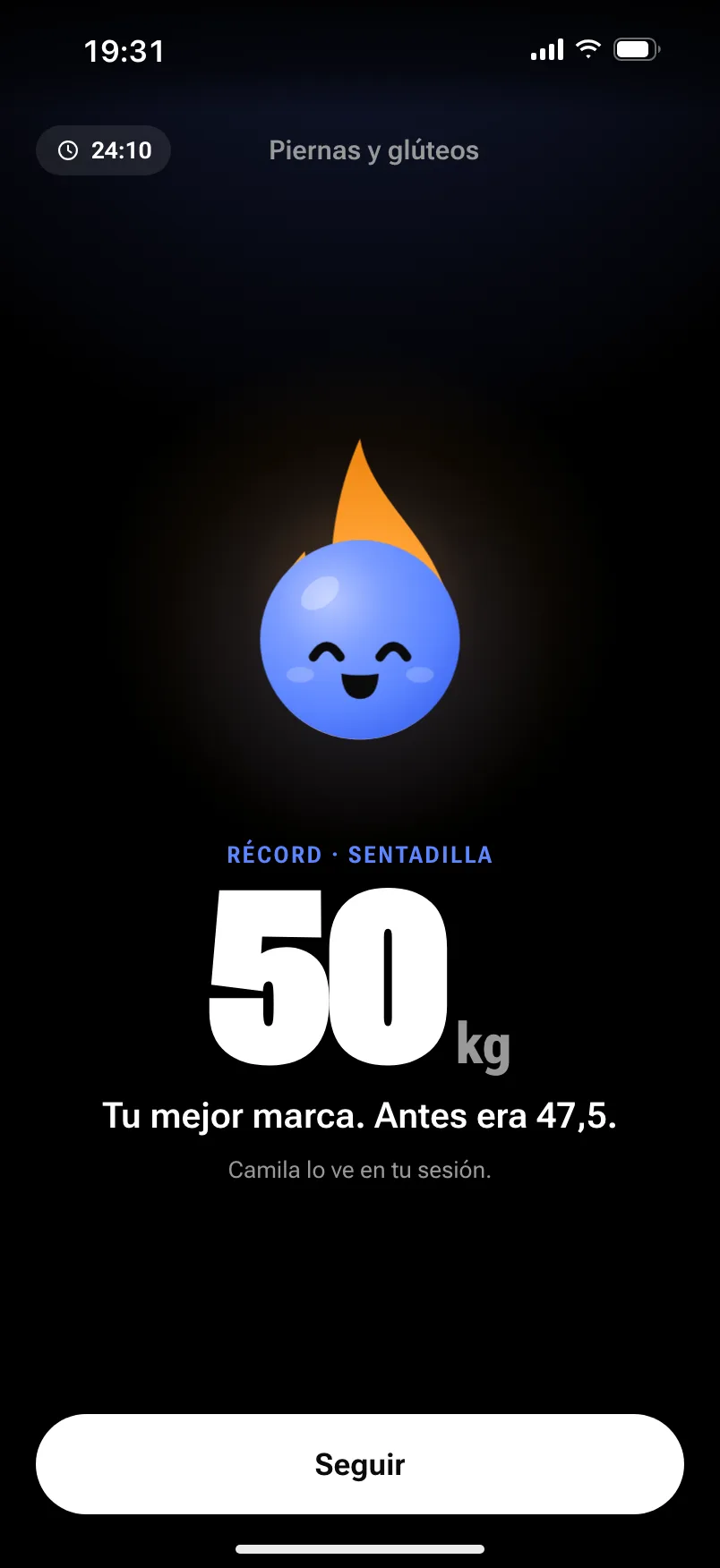 Récord en sentadilla: 50 kilos, su mejor marca; antes era 47,5. Camila lo ve en su sesión. Sparky celebra con el copete prendido.