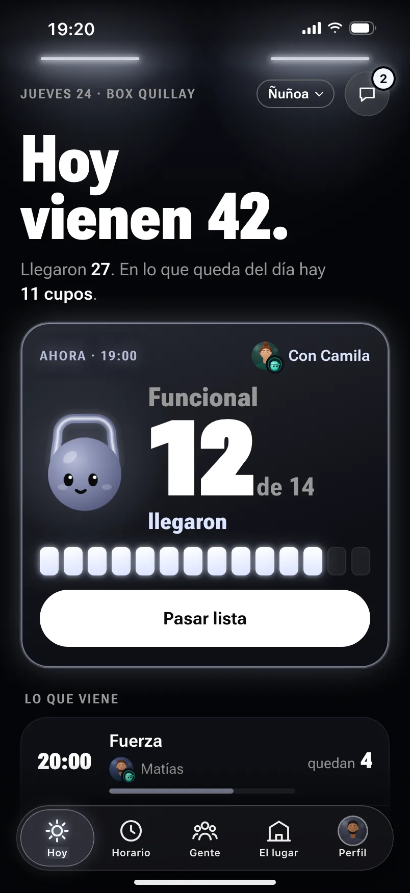 El Hoy de Box Quillay: hoy vienen 42; en la clase funcional de las 19:00 llegaron 12 de 14, con el botón Pasar lista. Jimmy, con el neón prendido.