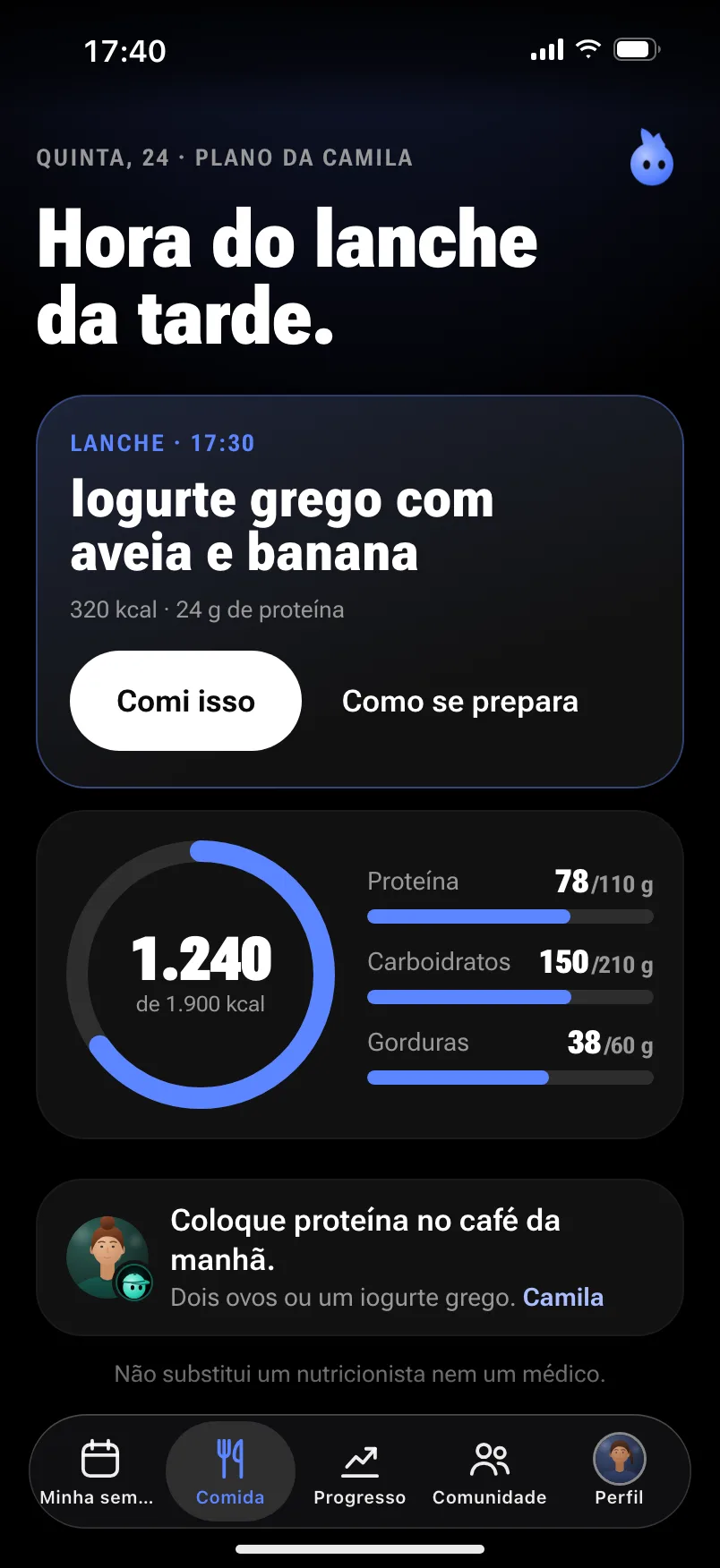 Comida: hora do lanche da tarde, iogurte grego com aveia e banana, do plano da Camila; o que leva do dia, 1.240 de 1.900 kcal, e a dica dela.