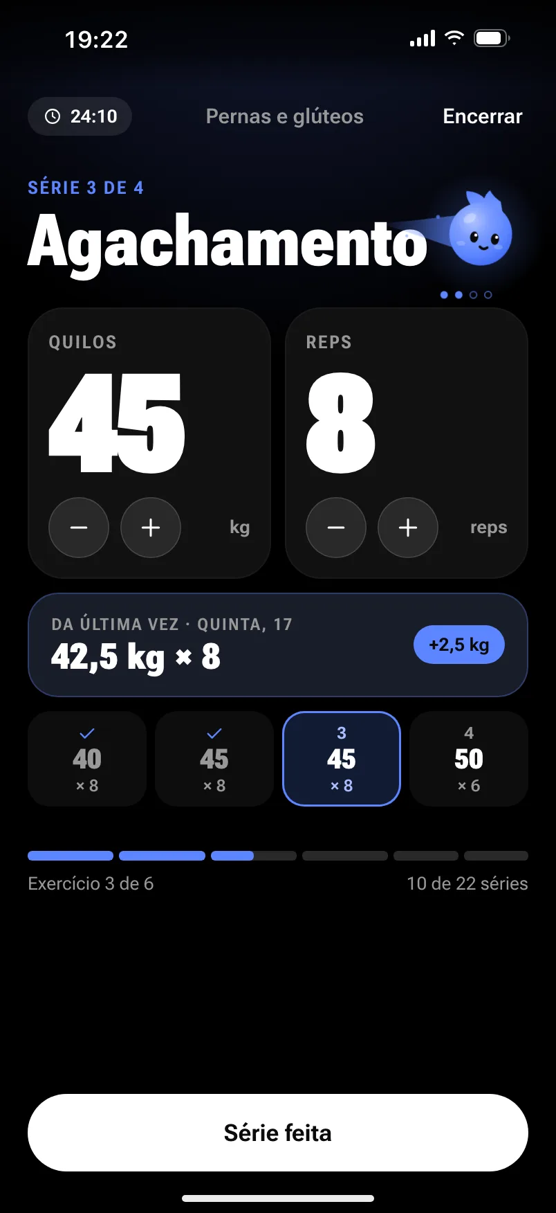 A série: agachamento, série 3 de 4, 45 quilos por 8 repetições, com a última vez ao lado (42,5 kg por 8) e o botão Série feita. O Sparky avança com a série.